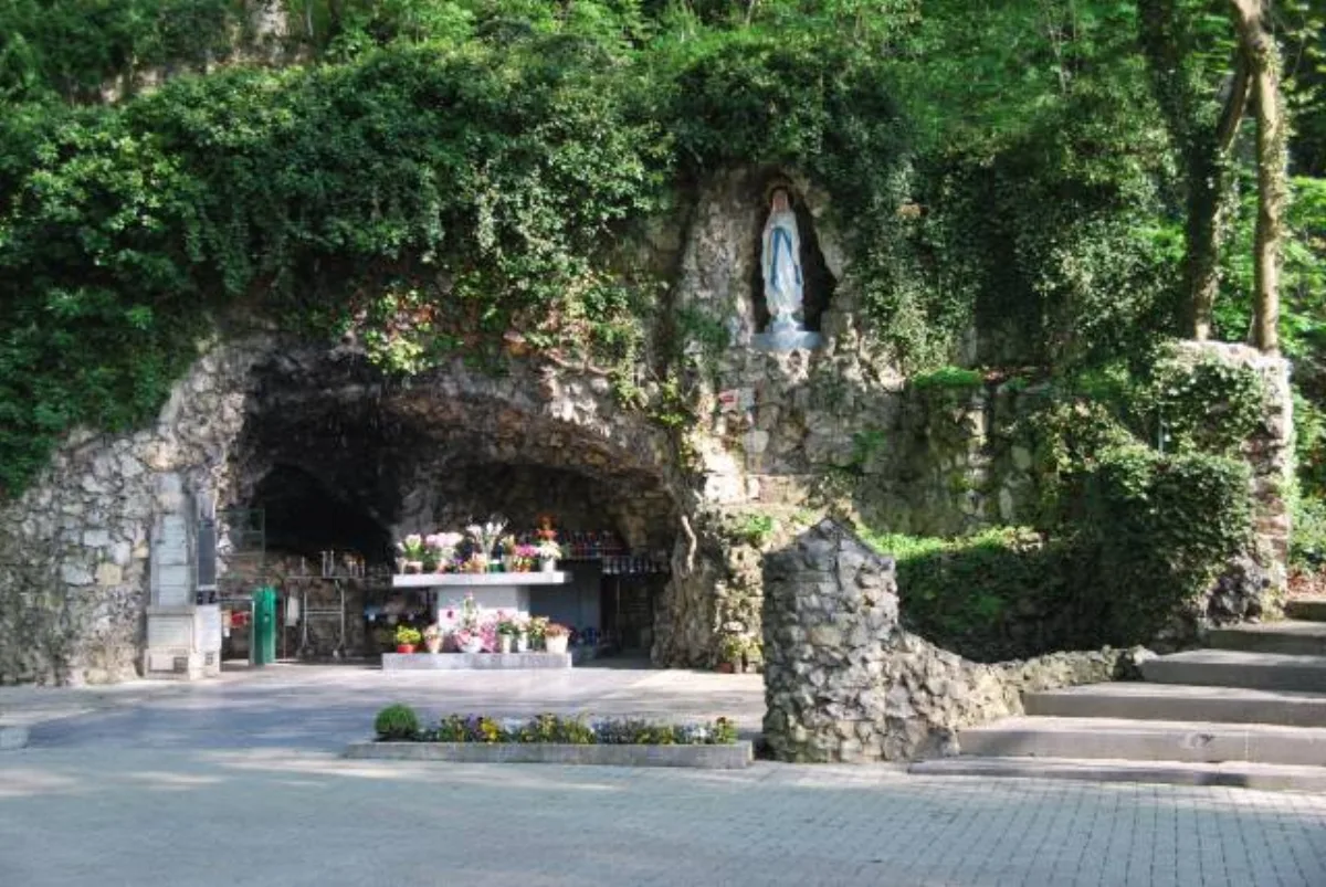 Petit Lourdes (grotte), Bassenge