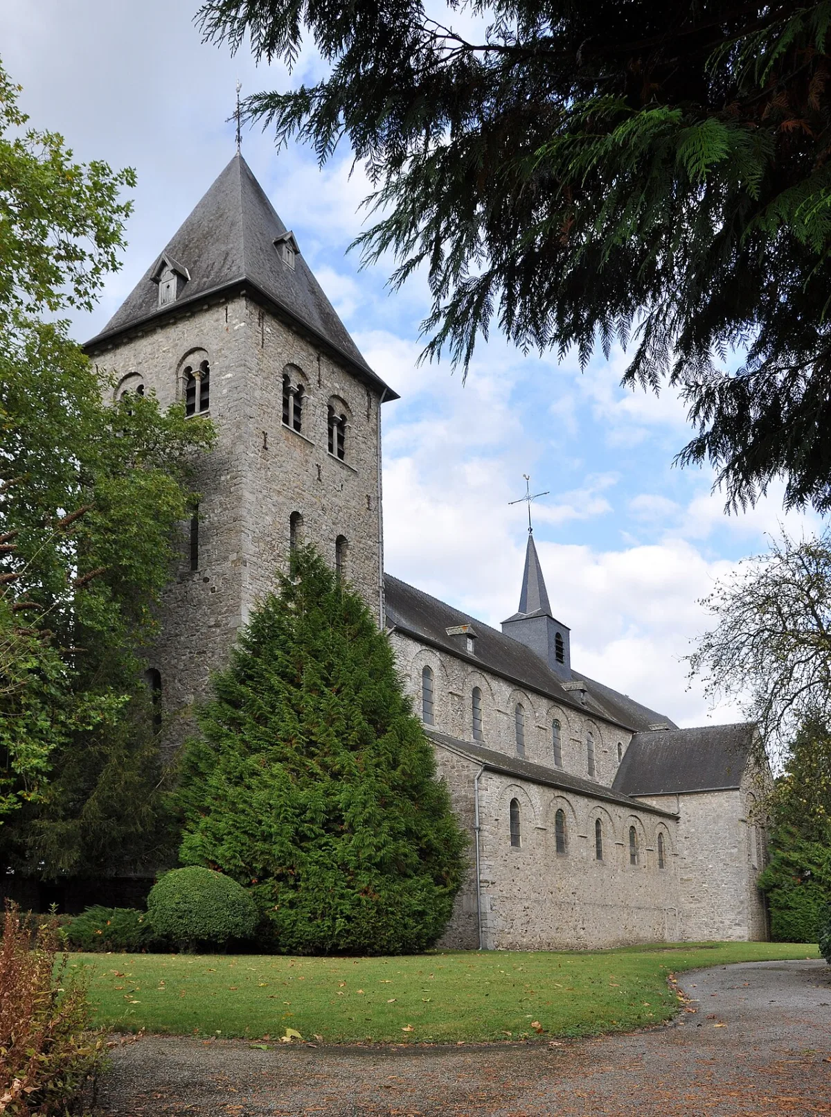 Abbatiale Saint-Pierre, Hastière-par-Delà