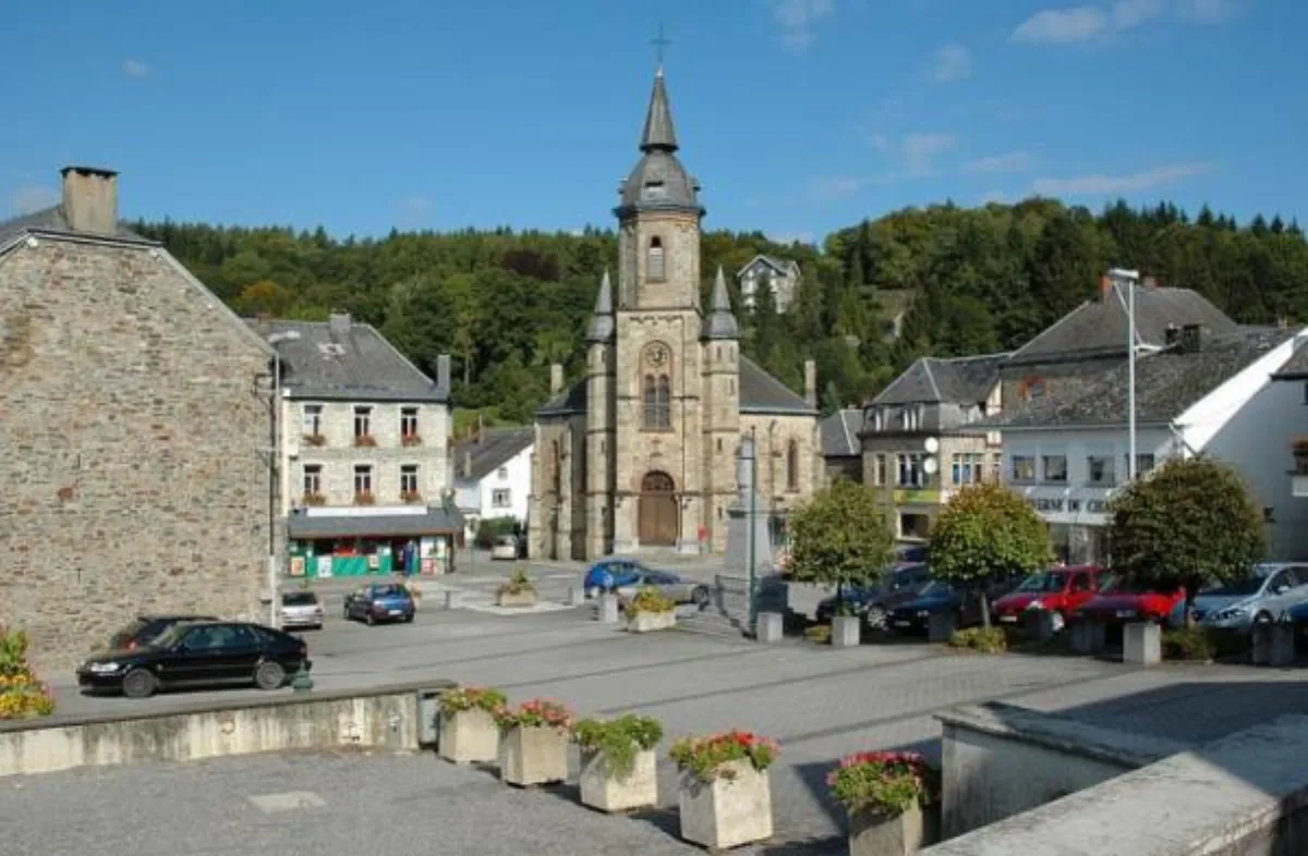 Saint-Servais, Salmchâteau