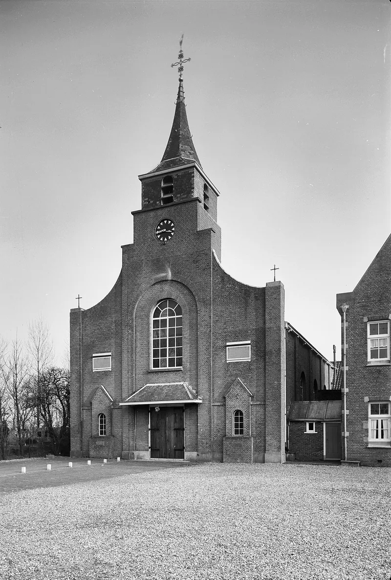 O.L. Vrouw ten Hemelopneming, Achthuizen