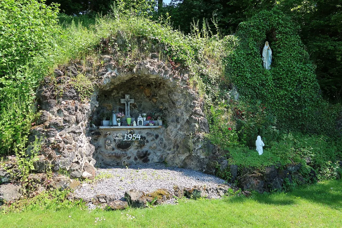 Lourdesgrot Remersdaal, Voeren