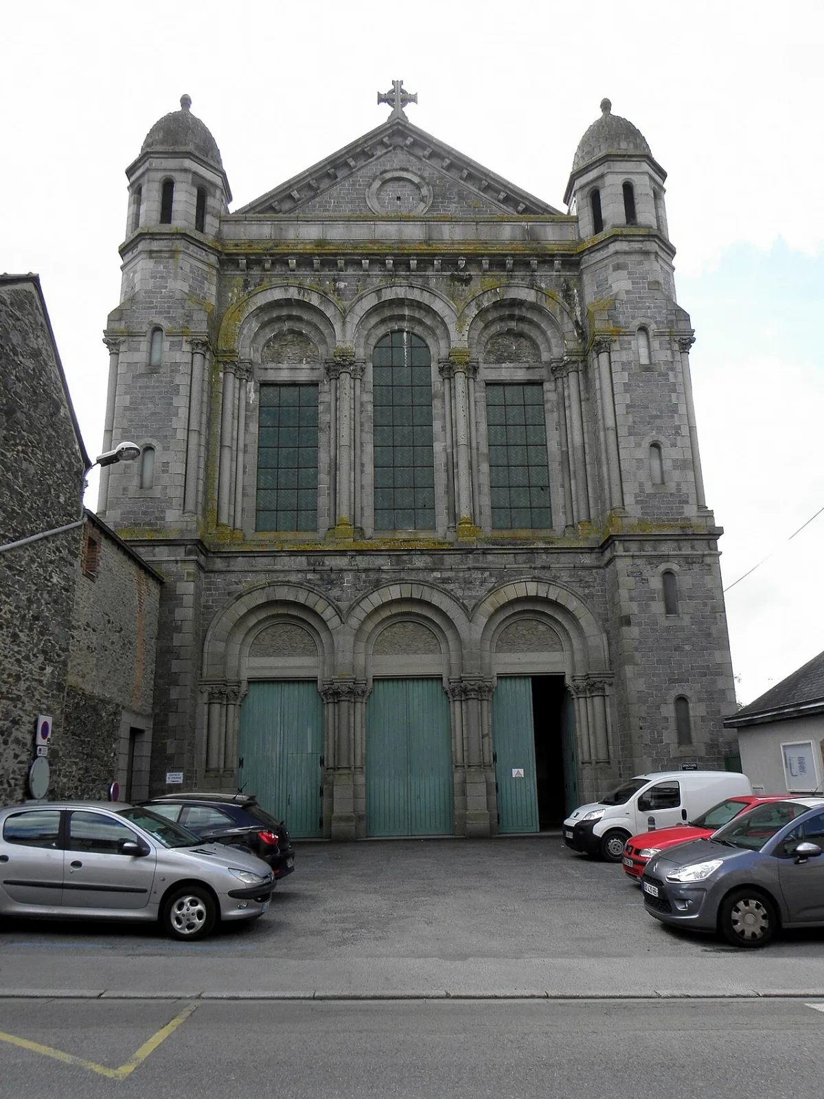 Eglise Saint Pierre, Laval